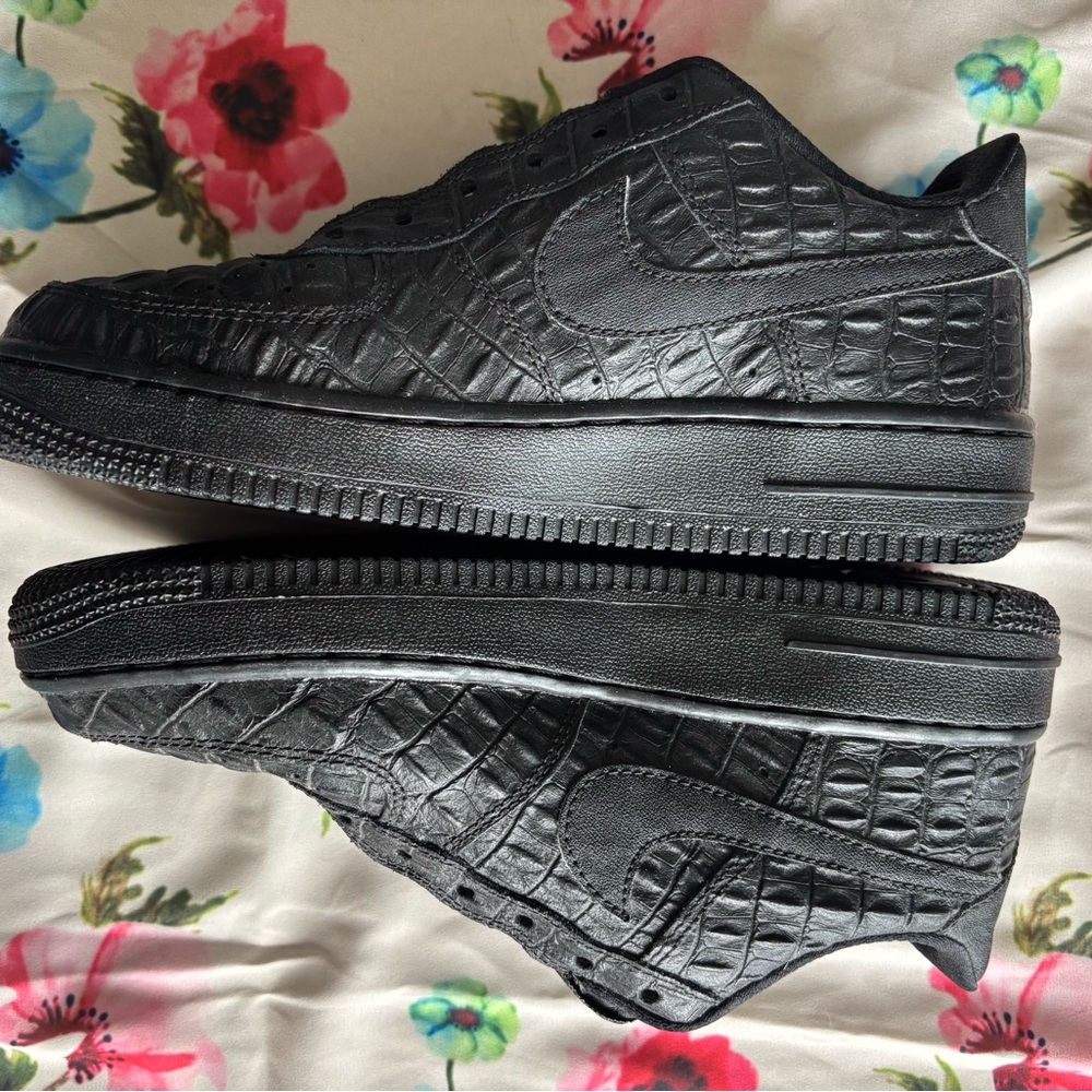 Nike Black Croc-Embossed Low Top Sneakers - Picture 2 of 8